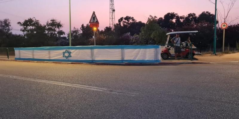 קולנועית ועליה חיילים לצד דגל ישראל. צילום: קיבוץ בית קמה 