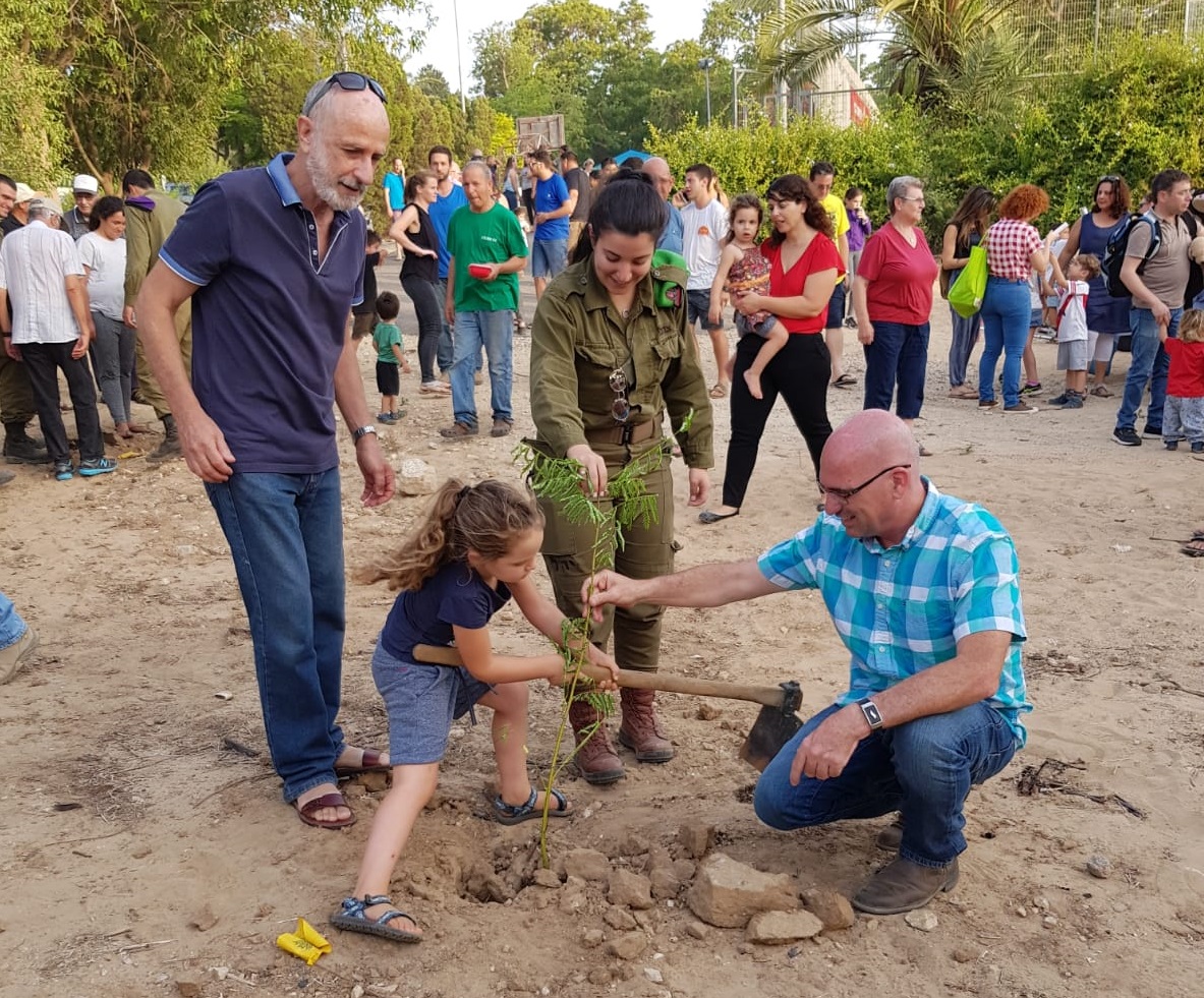 בתגובה לטרור העפיפונים: קיבוצי ויישובי עוטף עזה יזמו מבצע נטיעות גדול ברחבי העוטף