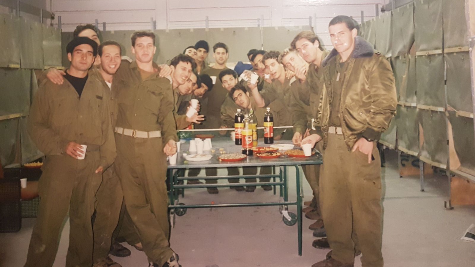 איזק (ראשון מימין) ביחד עם חייליו ביחידת שמשון