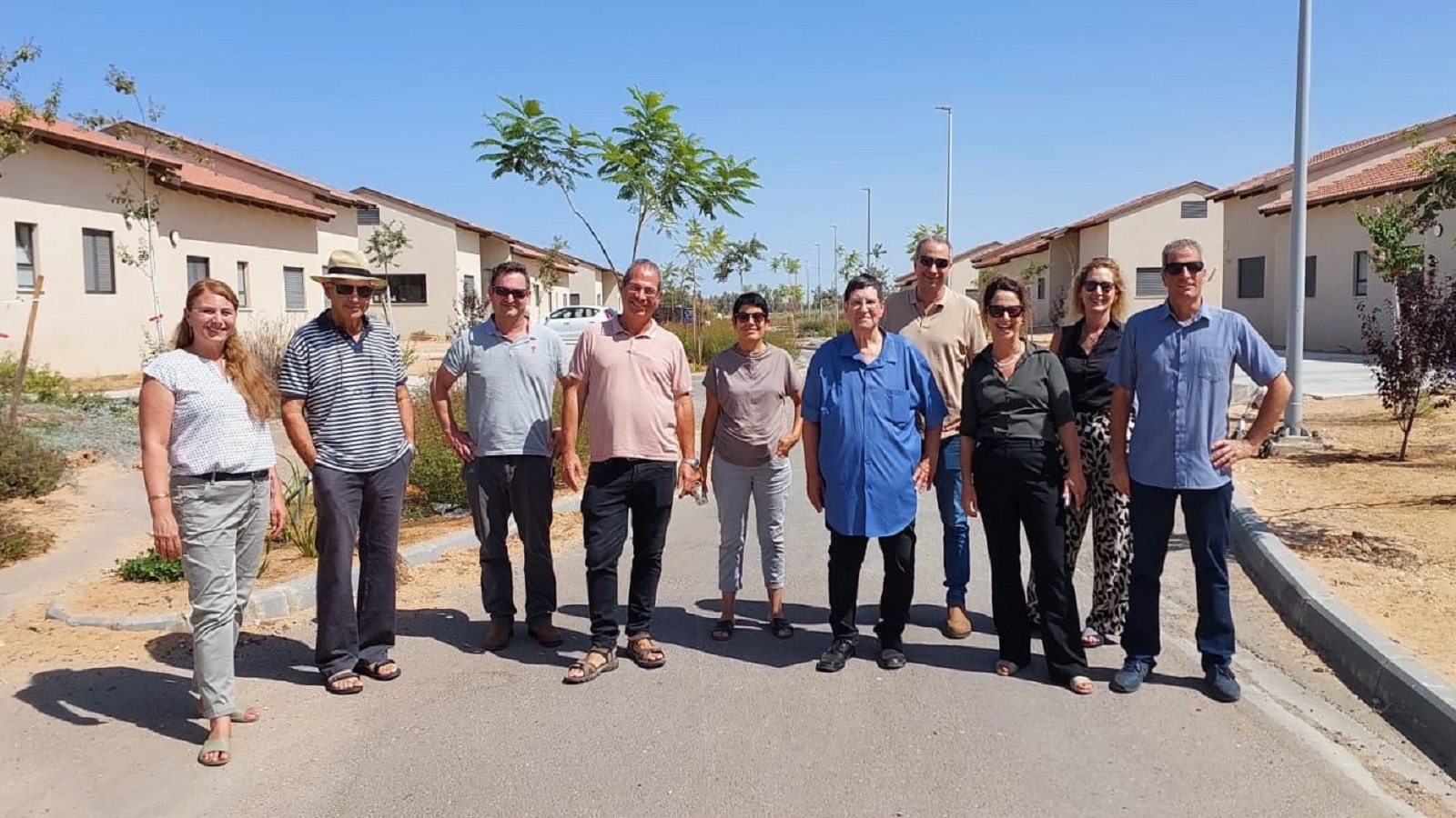 מטה התנועה הקיבוצית עם הנהגת חולית בסיור בשכונה החדשה של בתי האגודה