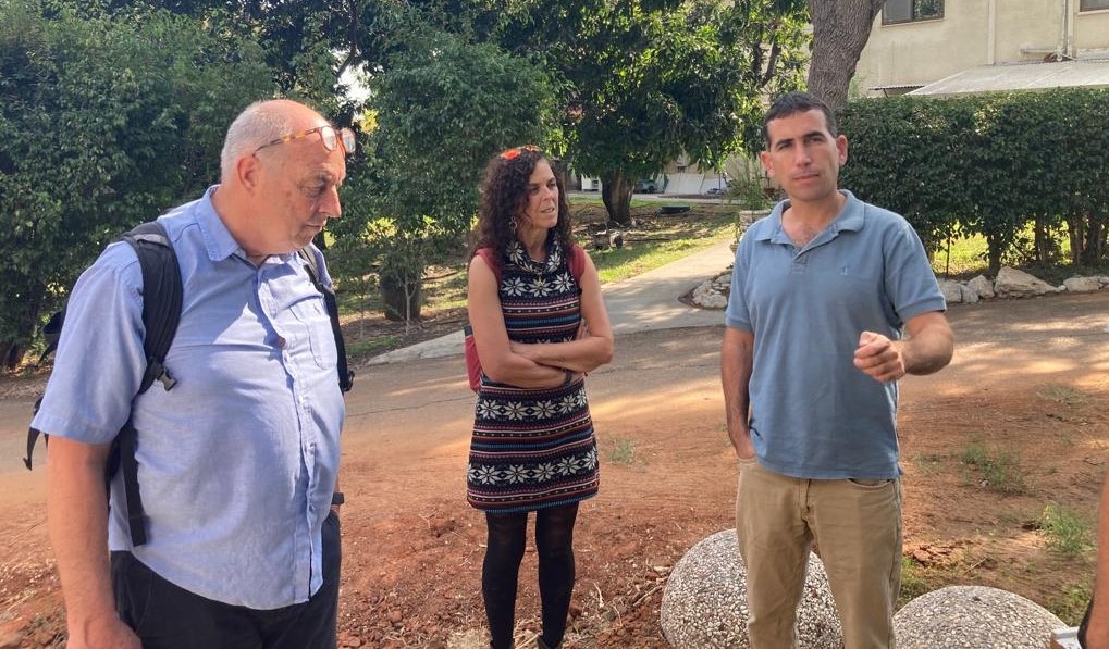 מימין: ראש אגף צעירים ומעורבות בחברה, עפרי רביב,שחר שדה מצוות תל"מ ויוחנן אווניד, נציג הקרן הנורבגית