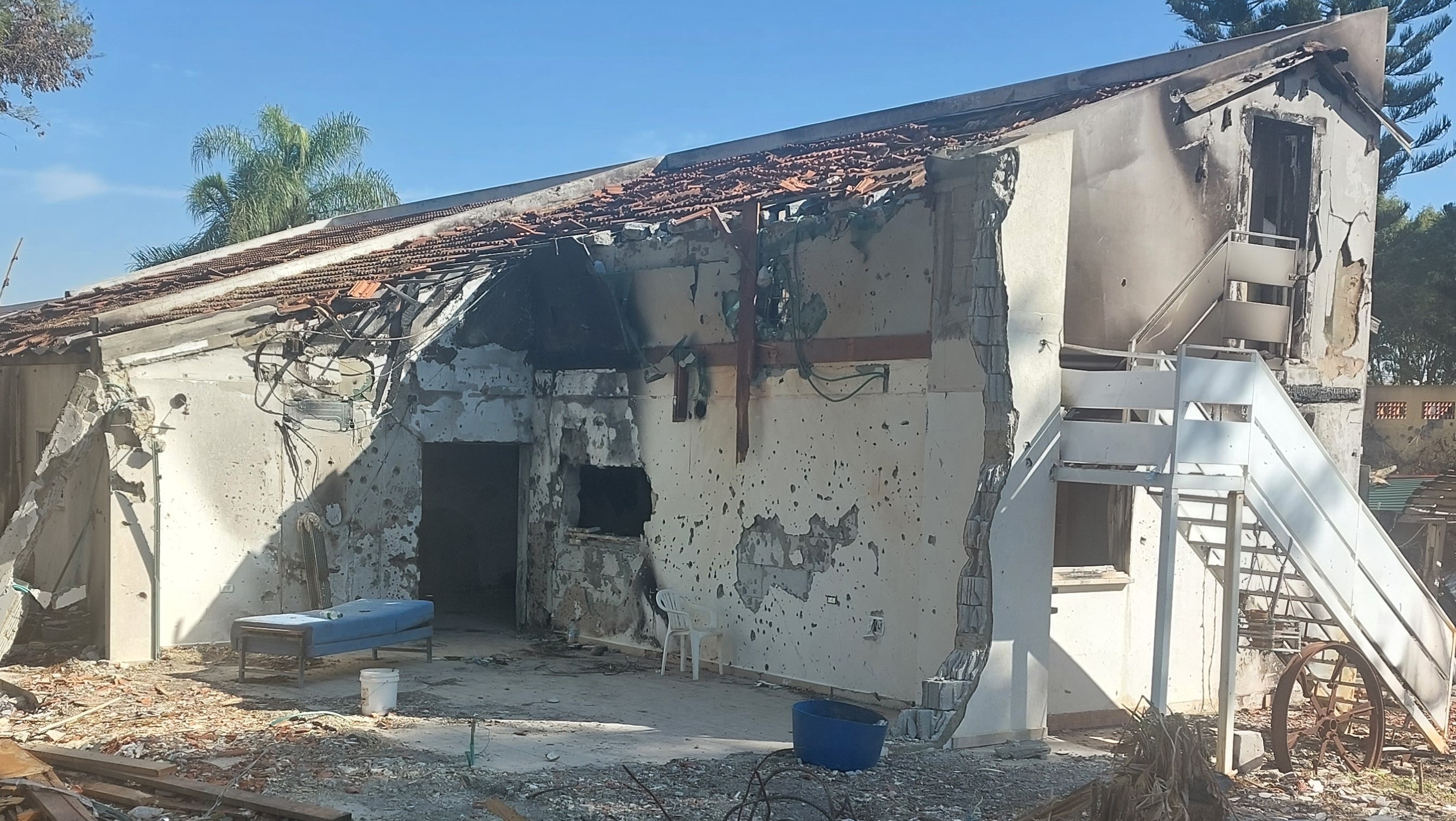 בית שהורחב בבארי בשבעה באוקטובר. משלבים ידיים בשיקום