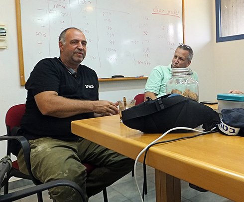 גדי ירקוני, ראש המועצה וזאביק עציון, רבש"צ הקיבוץ שנהרג בצוק איתן. צילום: ארנון אבני