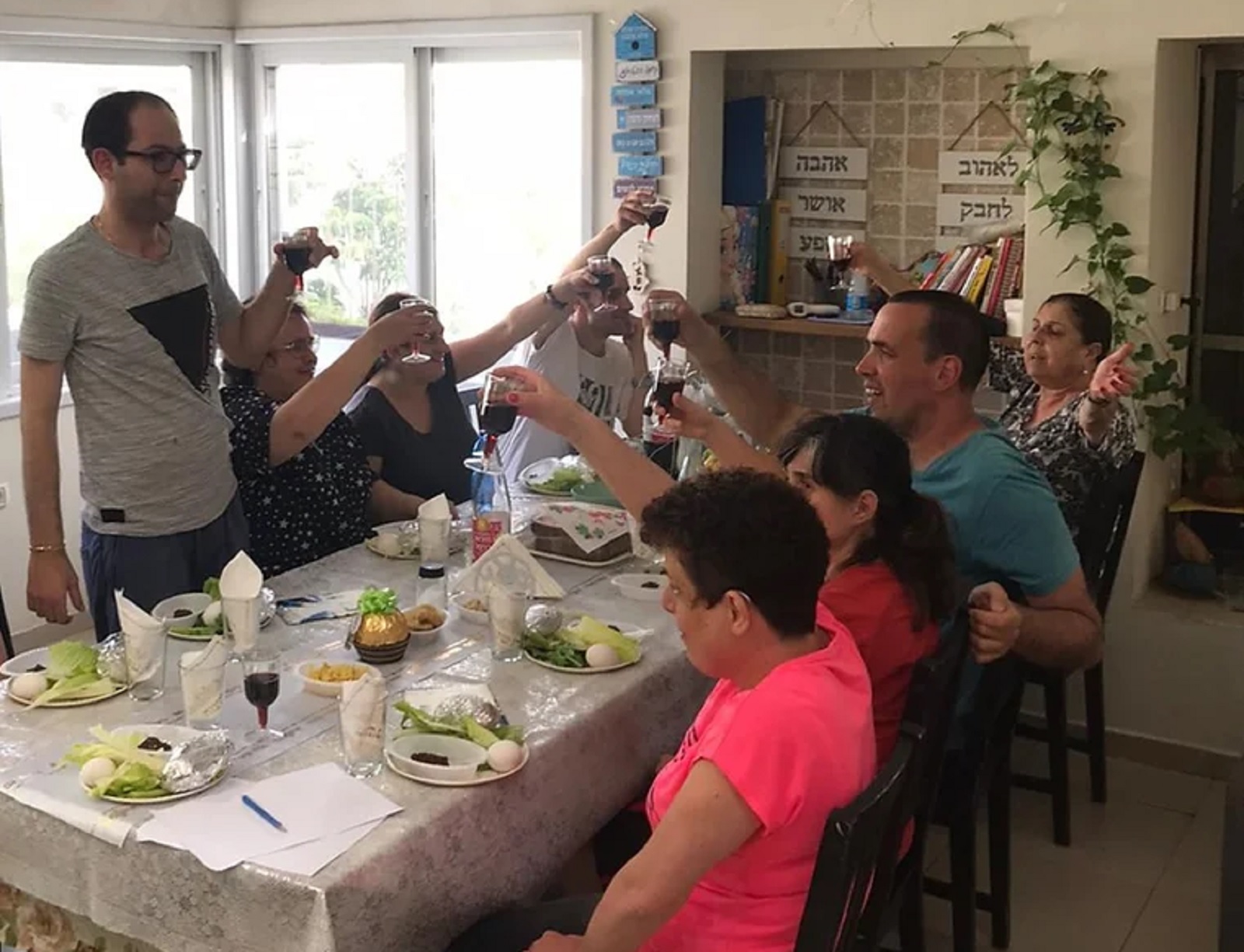 סדר פסח במרכז לייעוץ ושיקום של התנועה הקיבוצית. התמונה לקוחה מתוך אתר האינטרנט של המרכז