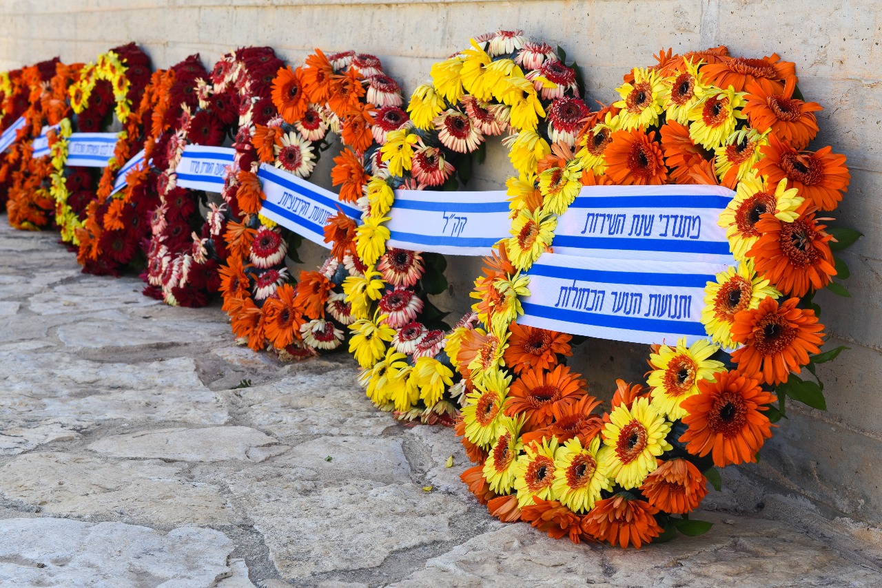 זרים באנדרטת הקיבוצים