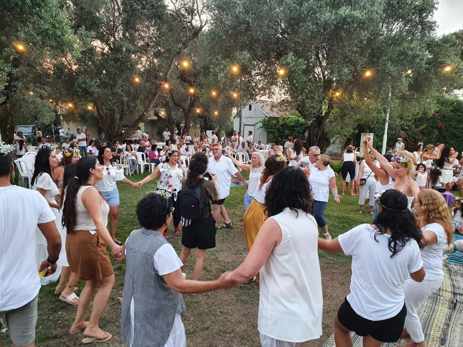 חברי להקת החברים של נחום מרקידים את הקהילה בכרמיה