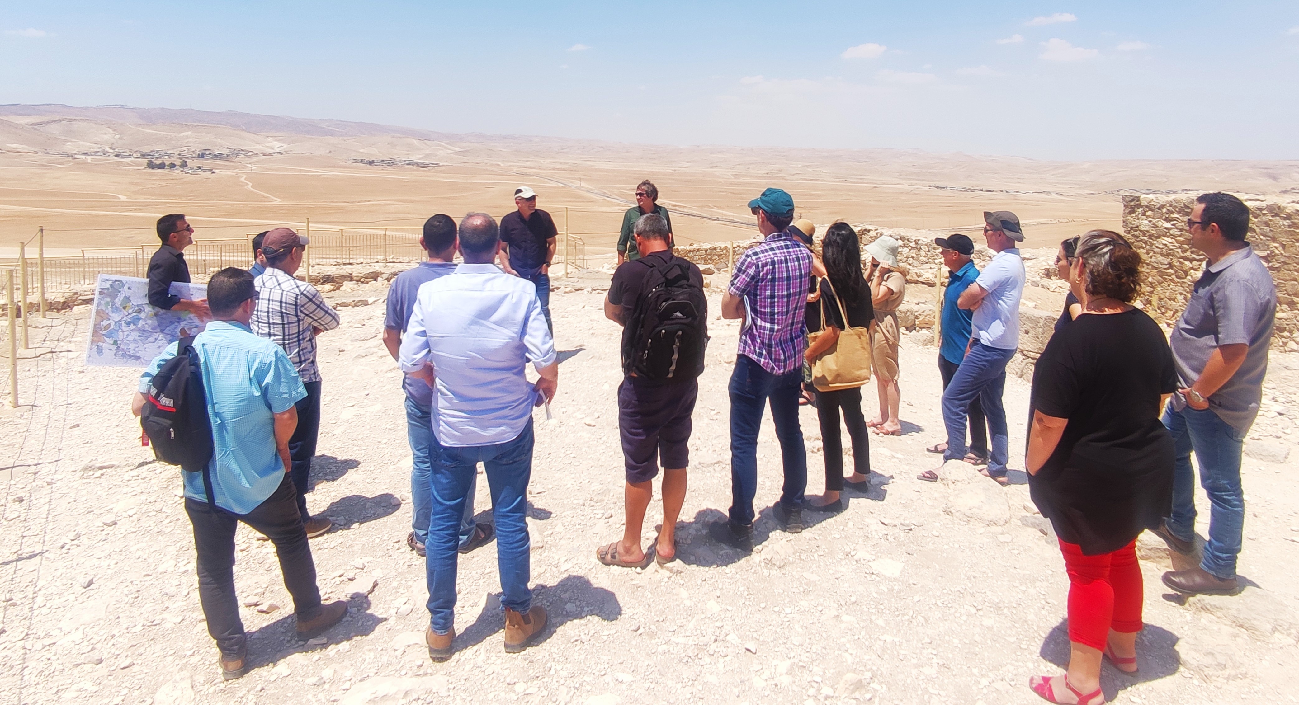חברי מזכירות צופים מתל ערד על חבל "מבואות ערד"