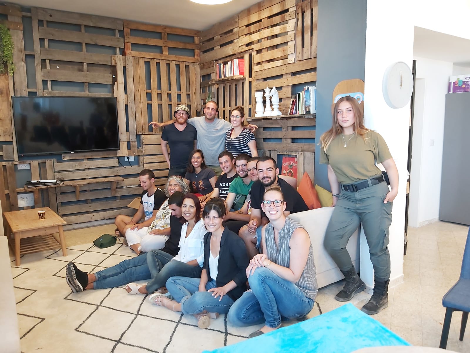 חיילי וחיילות גרעין שחף, ביחד עם שיר גורן שאחראית על הפרויקט מטעם מעלה החמישה