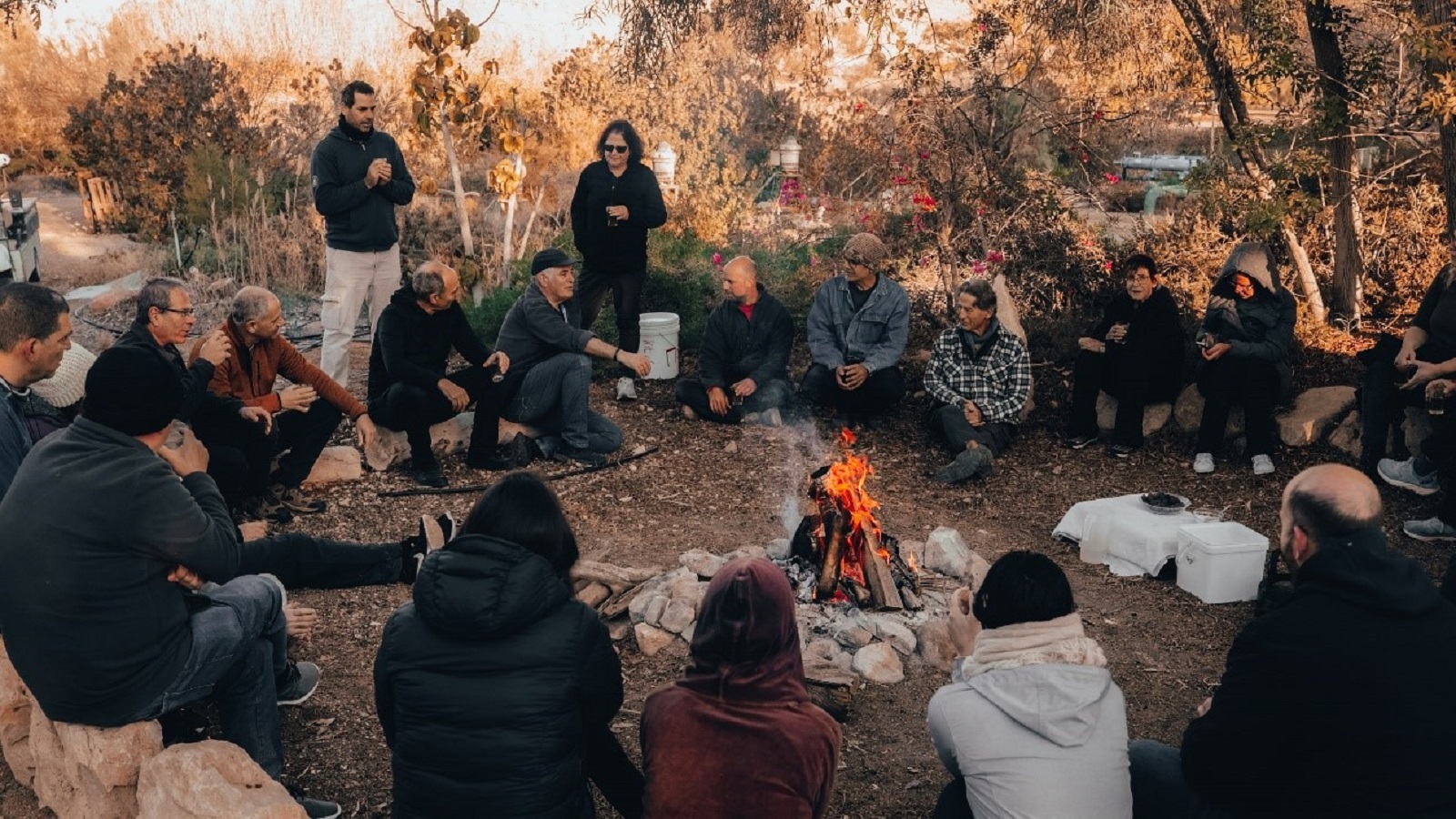 משתפים מסביב למדורה בנאות סמדר. כנס המטה השיתופי