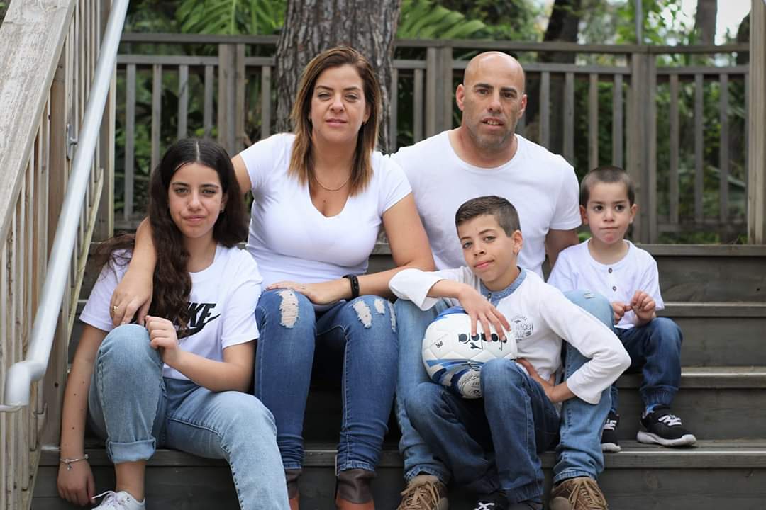 חיוניים מדרגה ראשונה - חקלאי ואחות בבית החולים מנהלים שגרת חיים בצל המשבר,