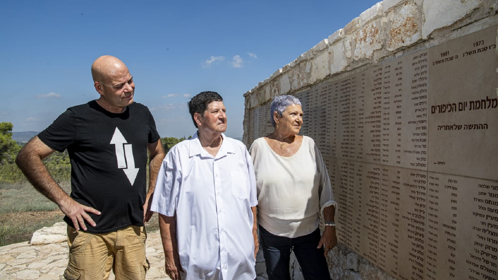 נורית מורן שריג ובנה פלג, עם מזכ"ל התנועה הקיבוצית ניר מאיר ליד הקיר המוקדש לחללי יום הכיפוריםי