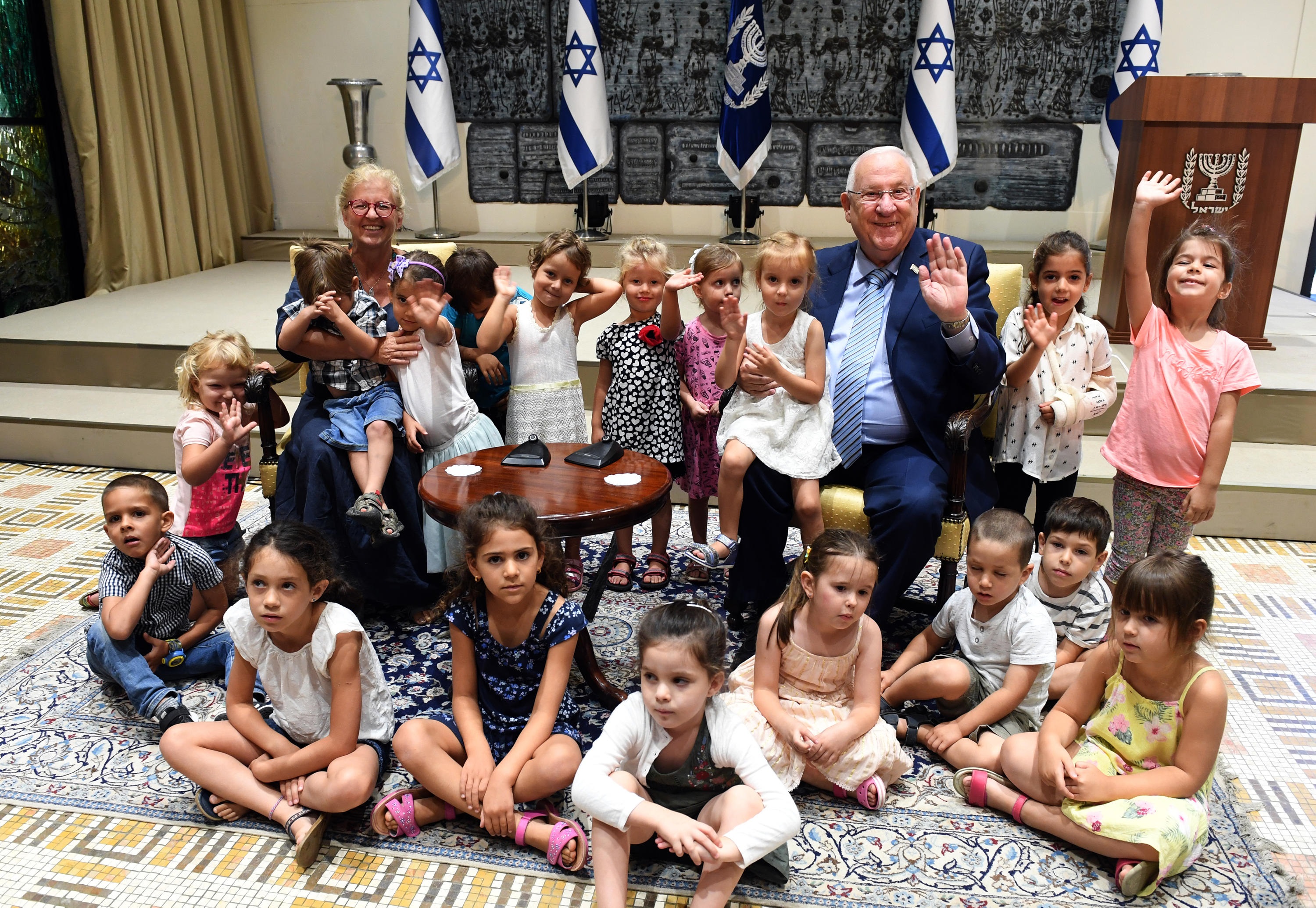 שיא המדינה אירח את ילדי גן שיבולים מקיבוץ עין-השלוה באשכול שנפגע מפצצת מרגמה