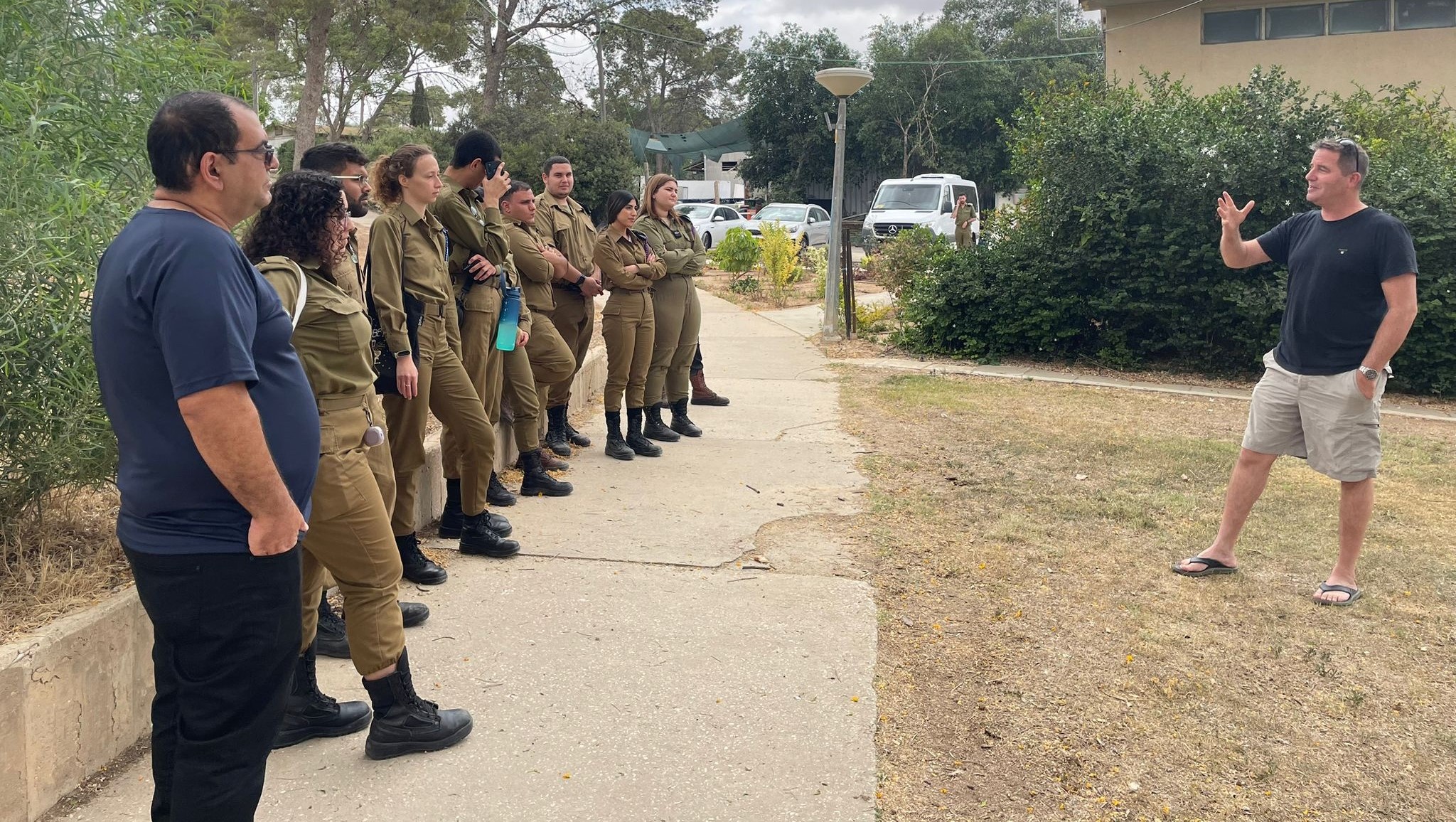 ליאור ברלר משובל מסביר לחיילים מצאלים על החיים בקיבוץ. חיבוק קהילתי חם ושופע