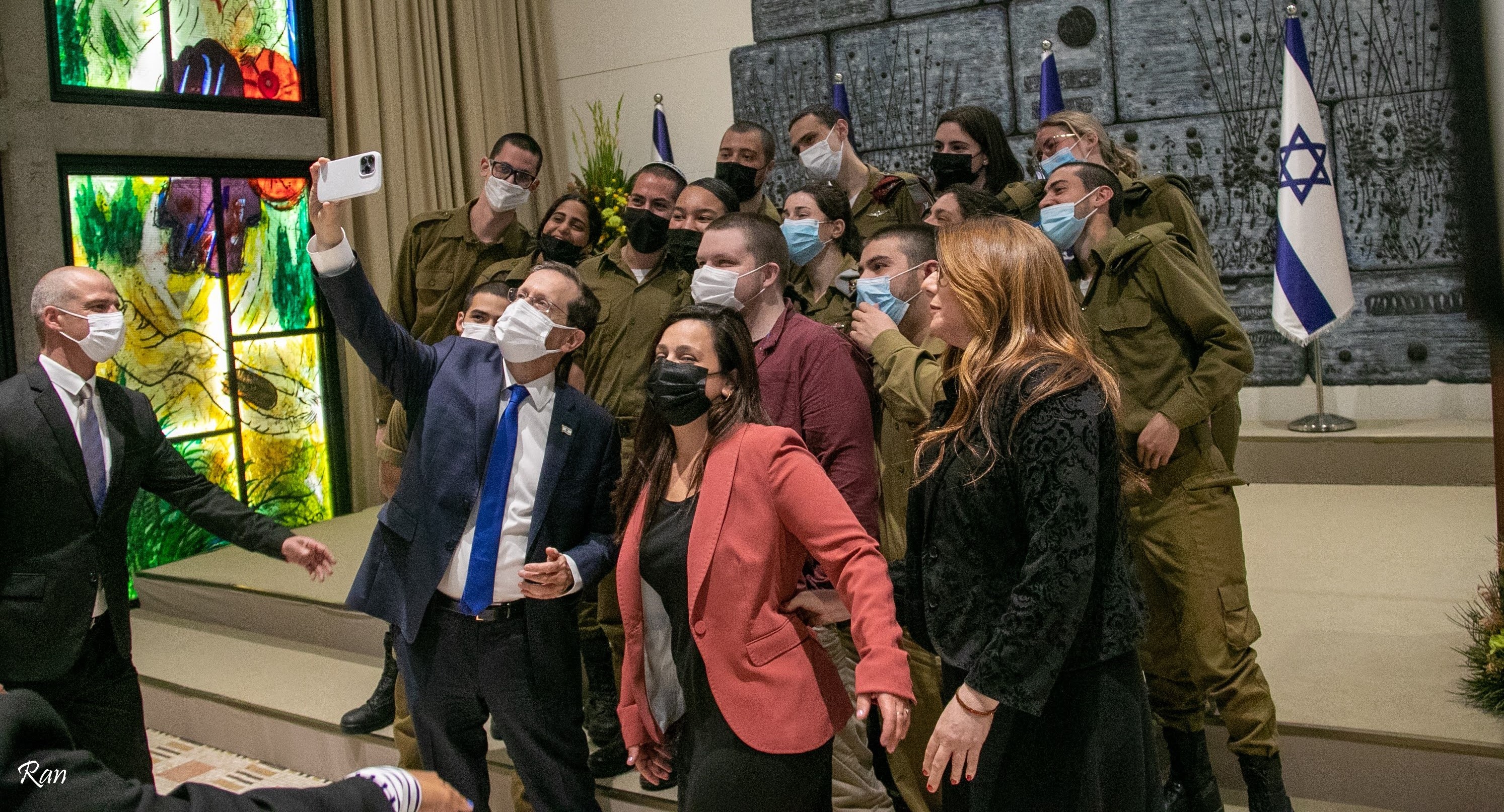הנשיא הרצוג מצטלם ל"סלפי" עם החיילים החיילות המשתתפים בתכנית חמסה. צילום: רן שקד