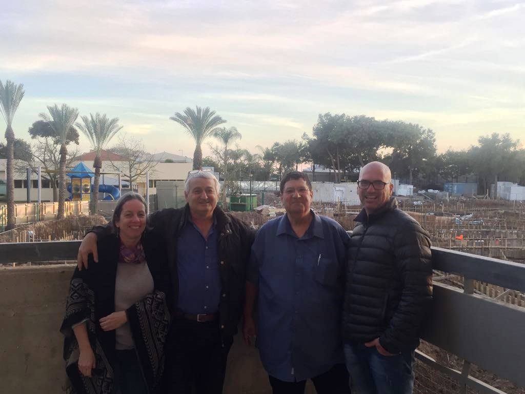 מימין לשמאל : אופיר ליבשטיין מכפר עזה, אלון שוסטר- ראש המועצה המארח ואיילת גלס, על רקע בית הספר היסודי ההולך ונבנה בשער הנגב.
