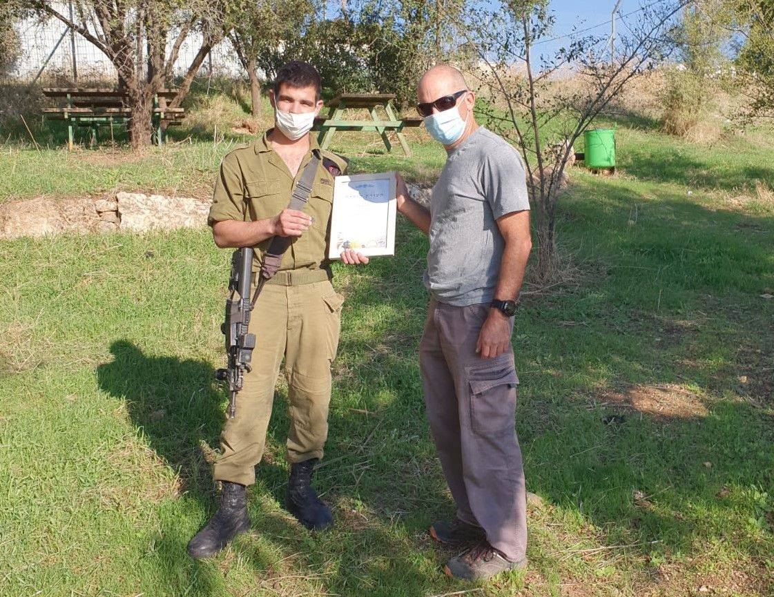 עידו גרדי מקבל תעודת הוקרה על אזרחות טובה מניר דיסטלפלד, פקח היחידה למניעת שוד ברשות העתיקות 