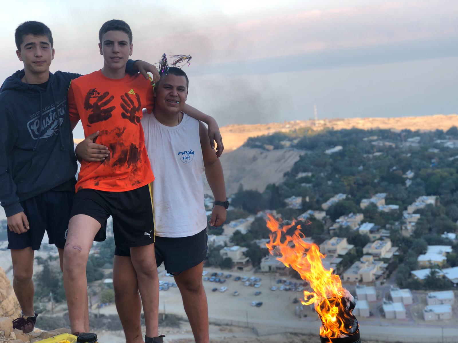 חנוכה חלף עבר לו השבוע, לא לפני שנערי ונערות קיבוץ עין גדי עלו בכל ערב