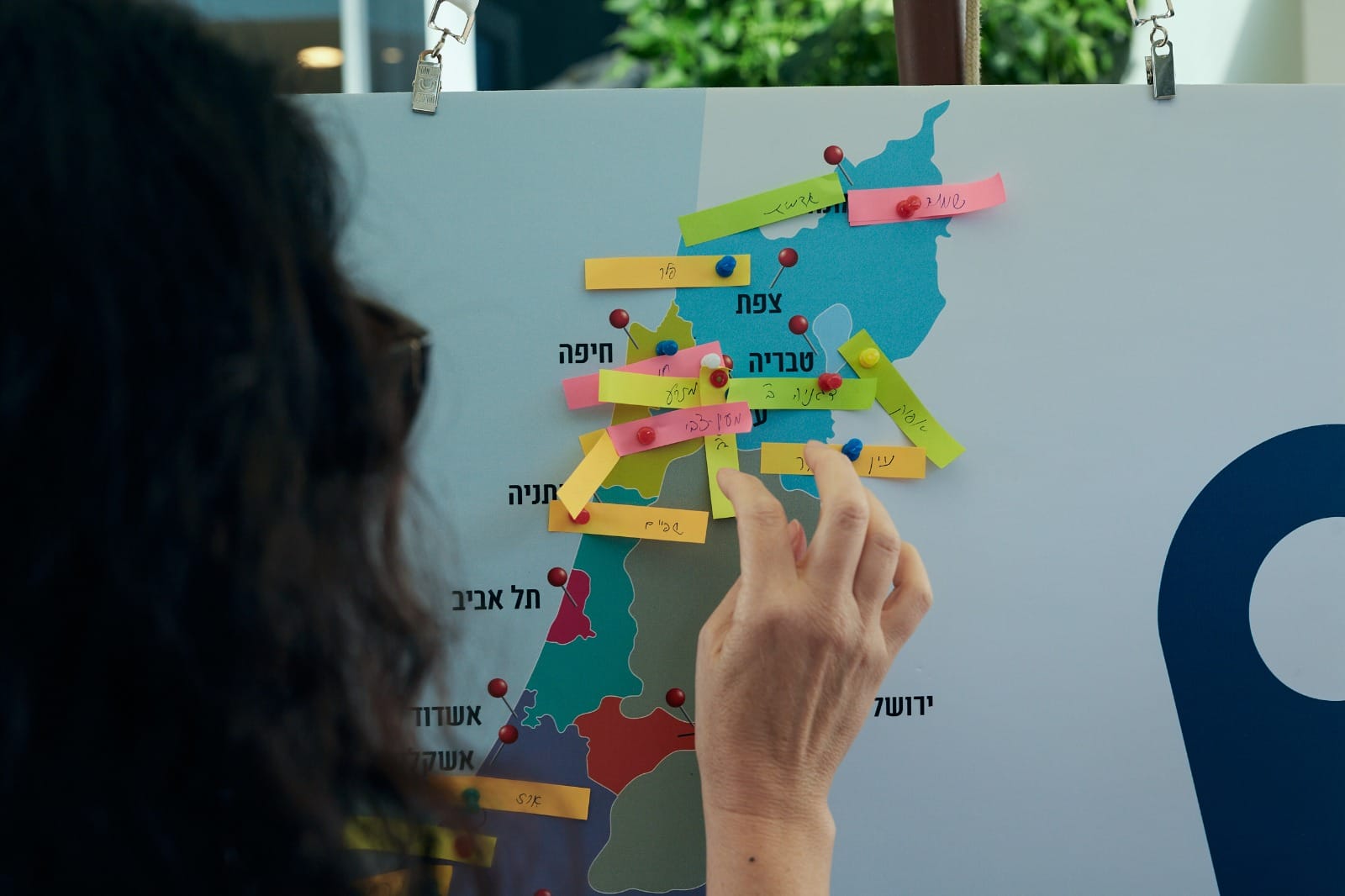 "קירשת" ובו סימנו המשתתפים מהיכן הגיעו. צילום: אורון קפלן