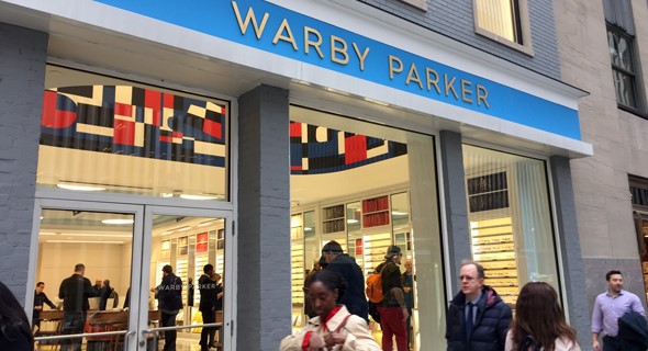 סניף של Warby Parker בניו יורק. רבים מהלקוחות עדיין מעדיפים לחוש את המוצר צילום: Shutterstock