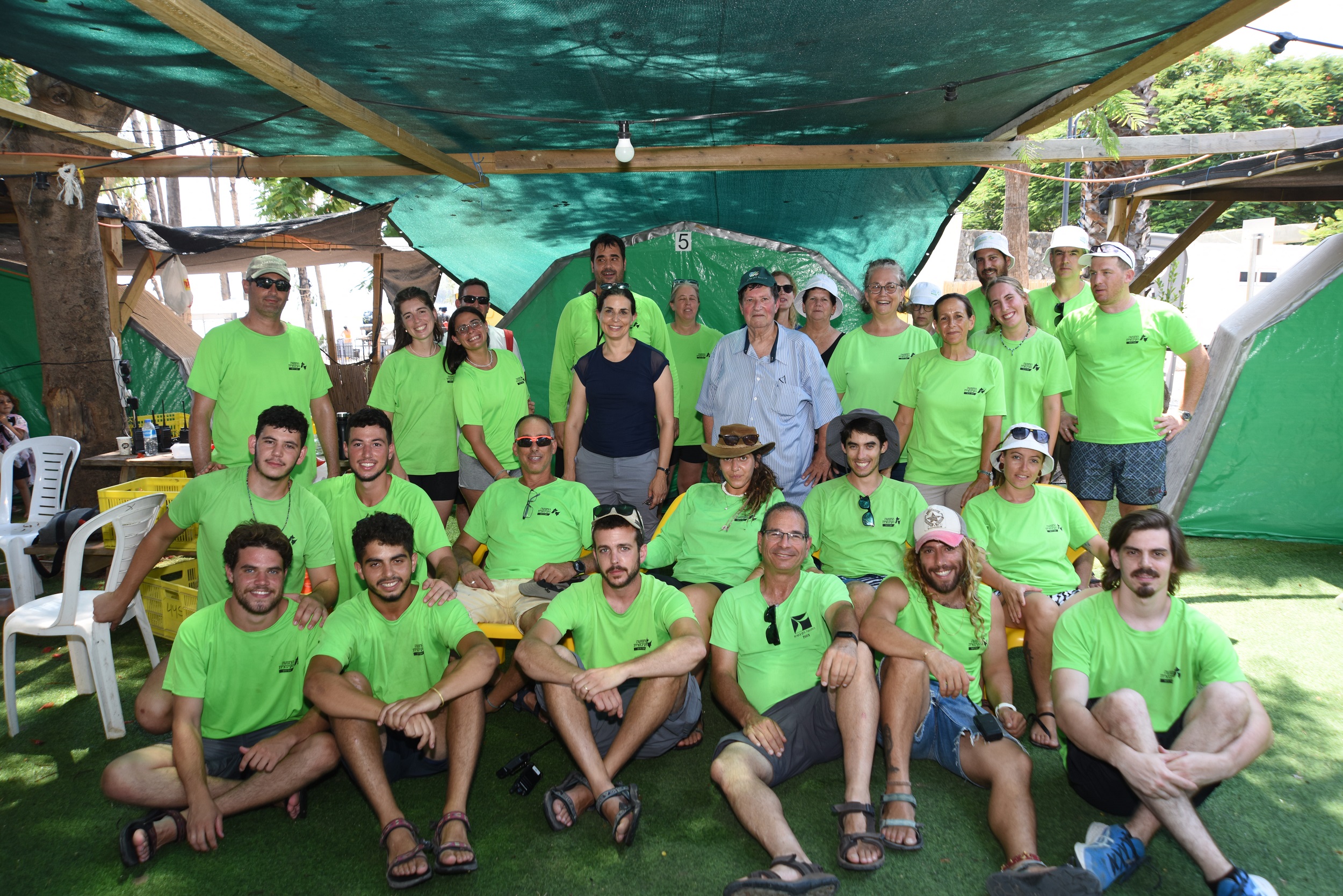 צוות המחזור הרביעי של הרפסודיה עם מזכ"ל התנועה והמשנה למזכ"ל לפני המשט האחרון. צילום: בועז לניר