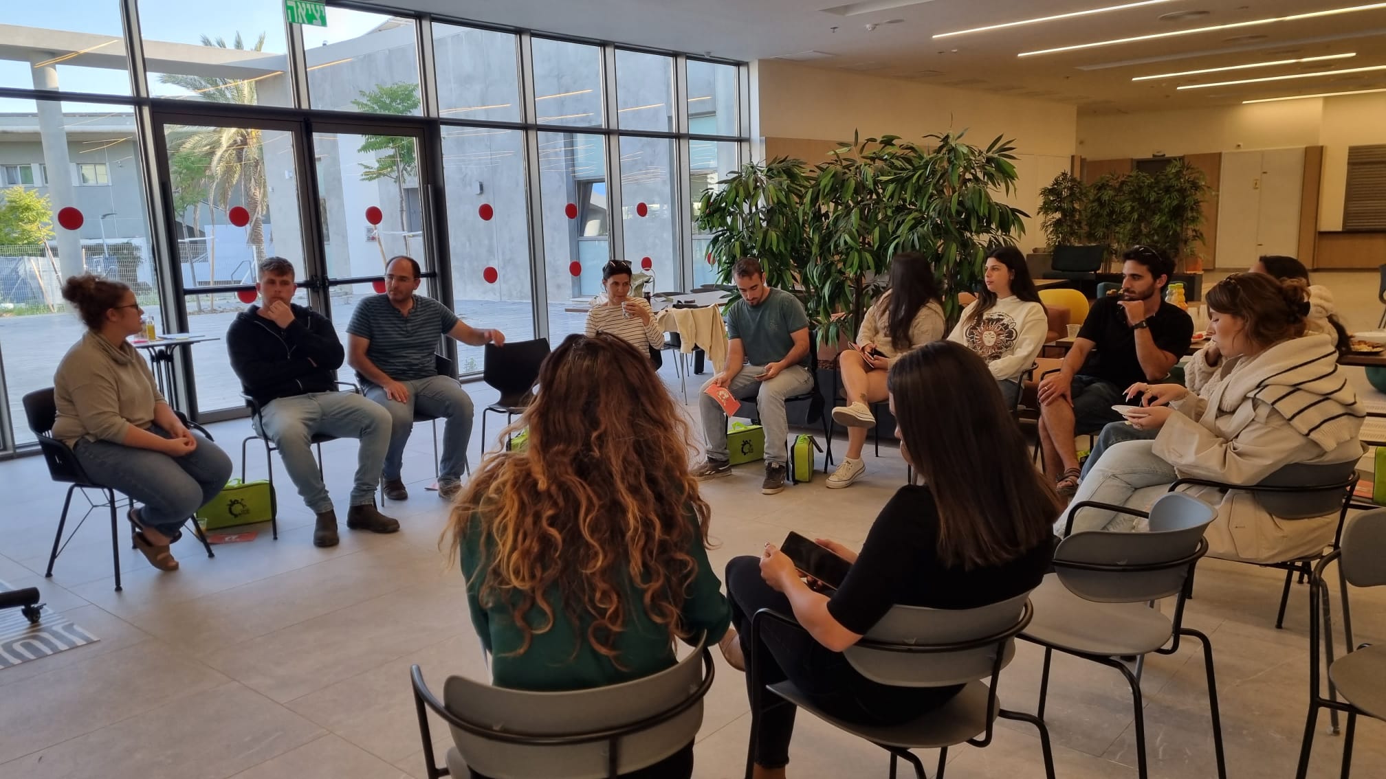 מפגש צעירים מפונים מהנגב המערבי בבית מלון. צילום: התנועה הקיבוצית