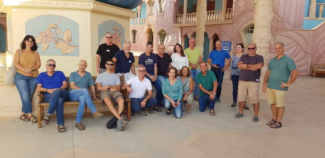 המזכירים והמזכירות שהתתפו בכנס במהלך סיור היכרות עם נאות סמדר ובית האמנויות במקום