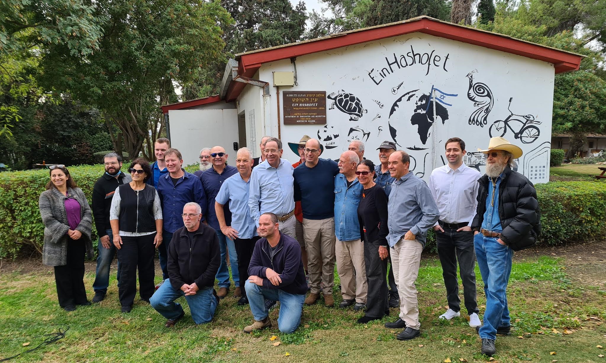 השגריר ניידס (במרכז) בתמונה קבוצתית על יד האולפן בעין השופט בו שהה כמתנדב ב-1976. צילום:בתיה רזניק