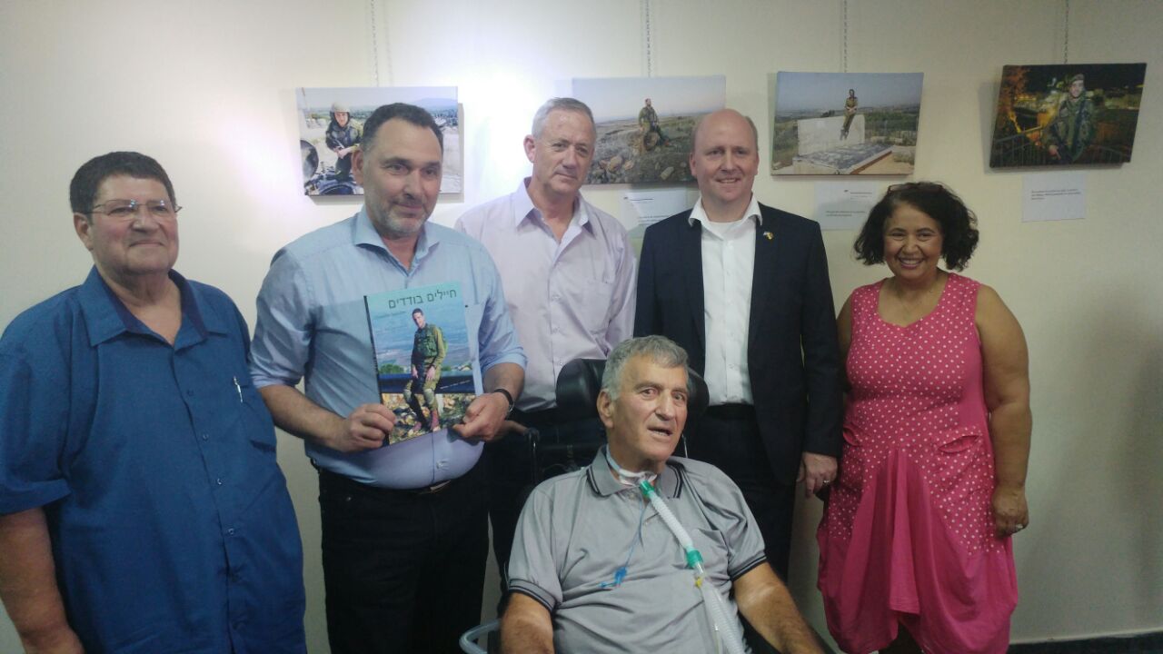 בתמונה (מימין לשמאל): יעל אייזנר, "האמא של החיילים הבודדים בתנועה", אובה בקר ראש עיריית פרנקפורט, רפאל ארליך צלם התערוכה, רב אלוף במיל' בני גנץ, ניר מאיר מזכ"ל התנועה, זוכה פרס ישראל צביקה לוי.