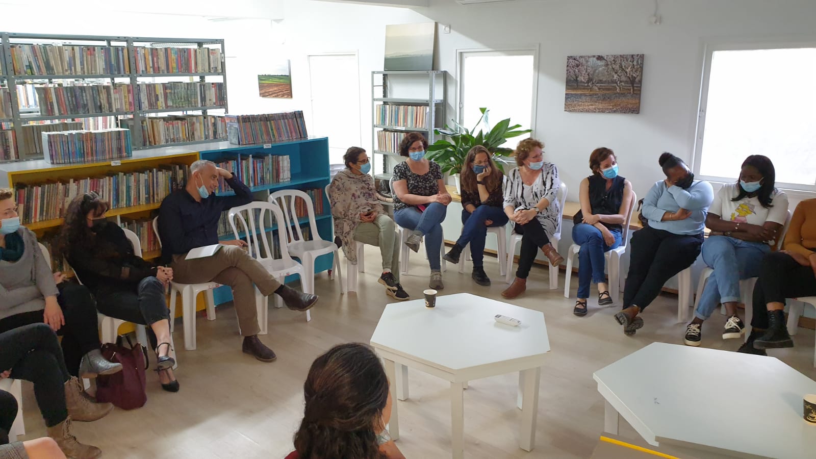 המשנה החדש למנכ"ל משרד העבודה הרווחה והשירותים החברתיים, אבי מוטולה מקשיב במהלך הפאנל