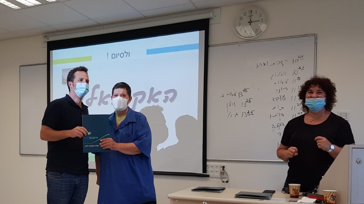 ליאור עידוד, מזכיר שפיים, מקבל את תעודת סיום הקורס ממזכ"ל התנועה, ניר מאיר. מימינם: שלומית צימרינג