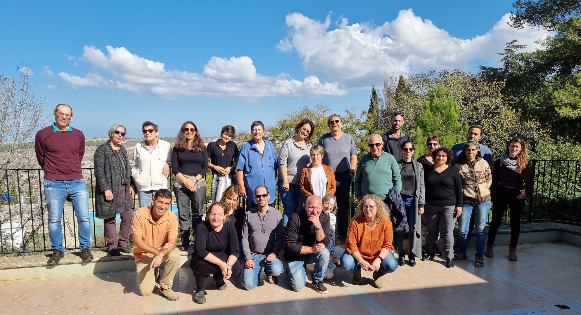 מטה התנועה הקיבוץ יחד עם הנהגת אדמית במהלך הביקור