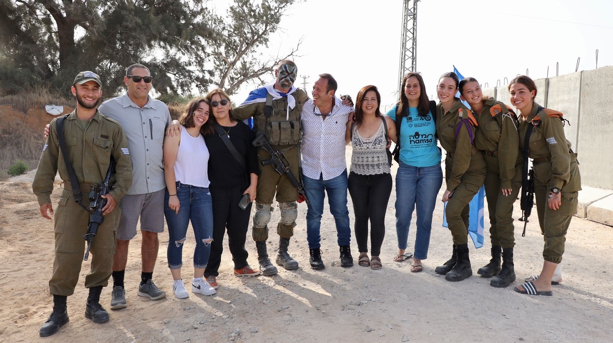 איזיקיאל ואביו (במרכז) הנרגשים יחד עם צוות חמסה, המשפחה המאמצת וסגל הפלוגה. צילום: יעל ספיר חיים