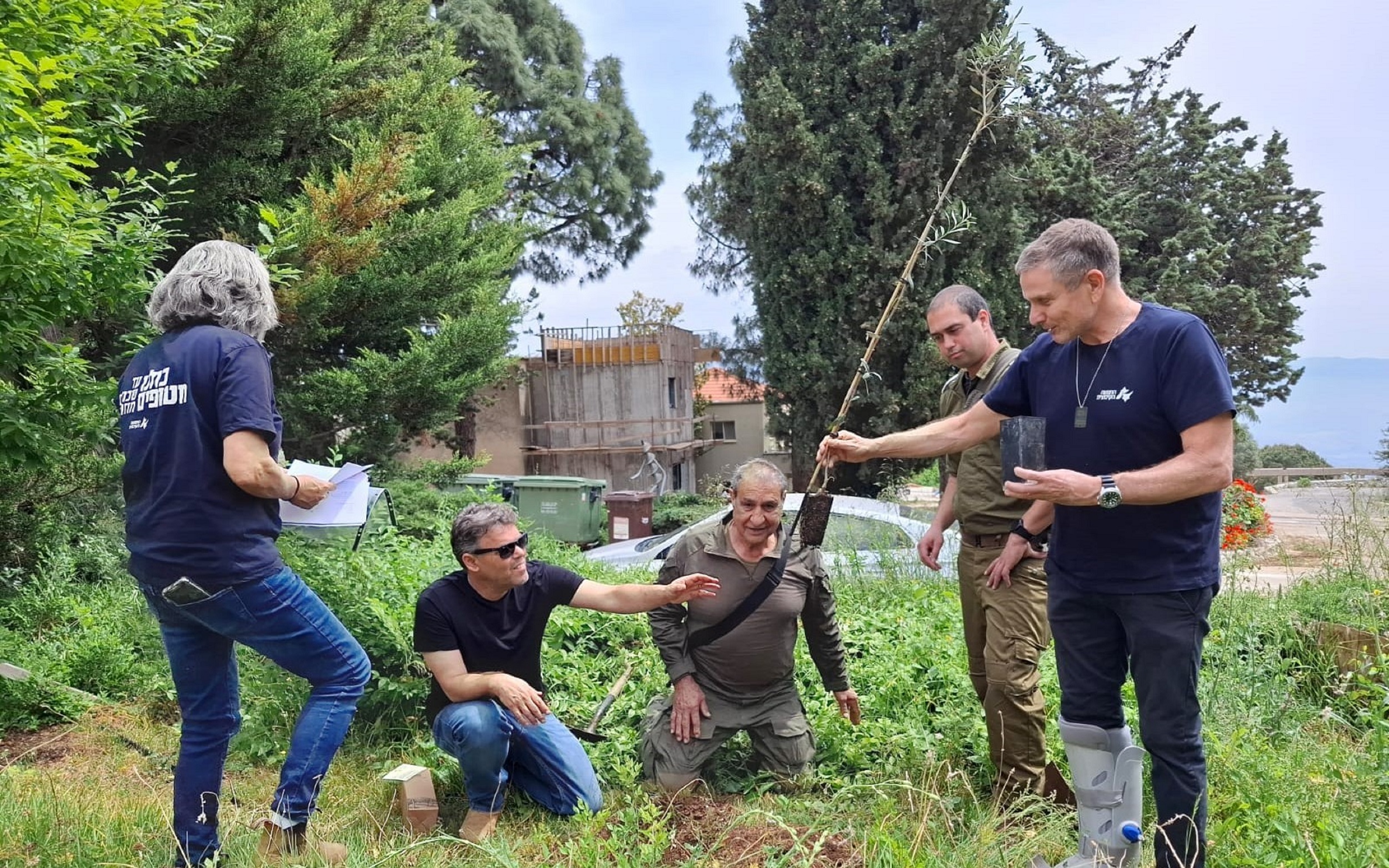 שותלים וזוכרים במשגב עם. שביעי של פסח, 44 שנים אחרי. צילום מיה פיקוס