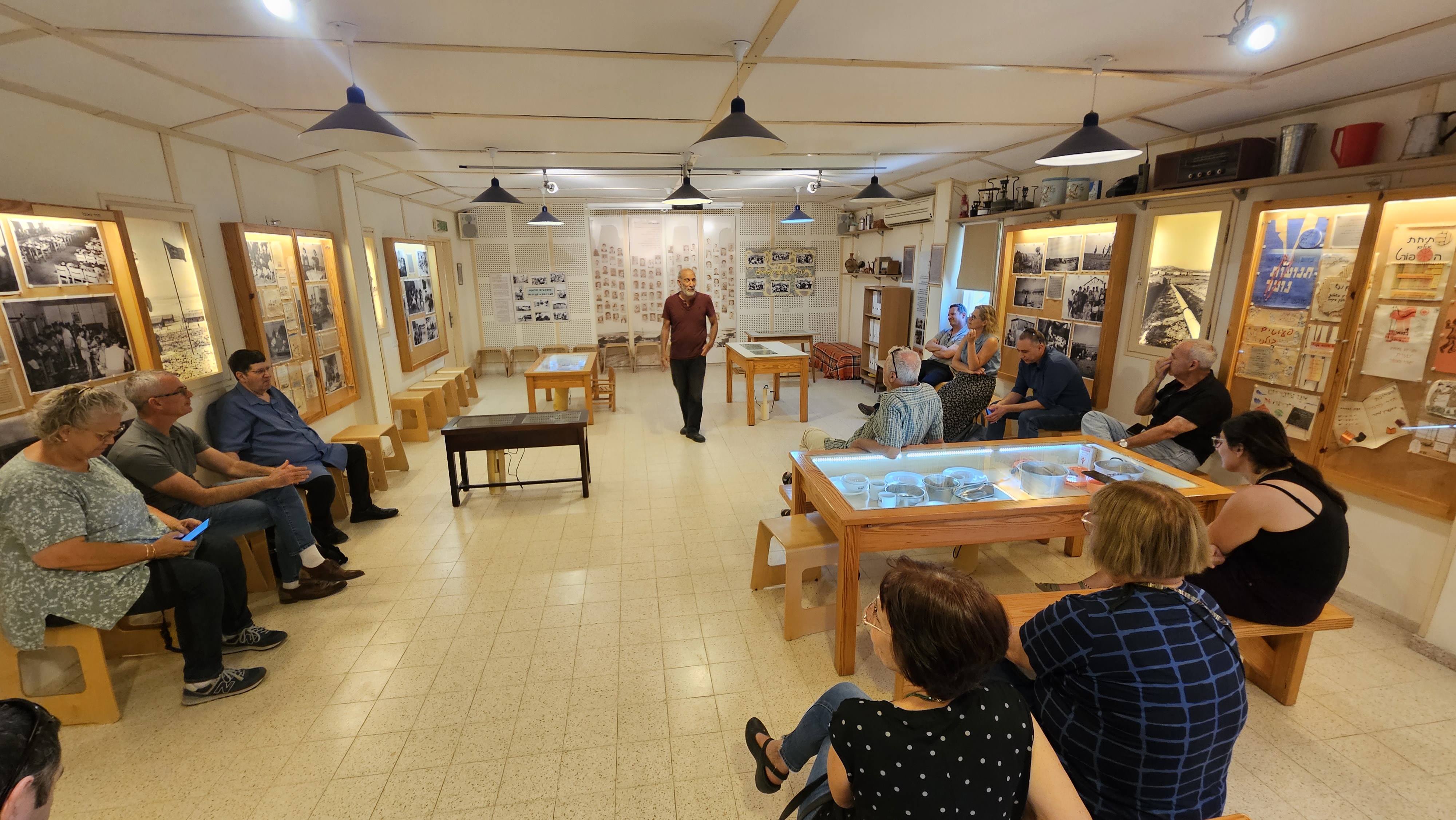 אילן, הבן הראשון של משאבי שדה, מסביר למטה התנועה על צריף הראשונים