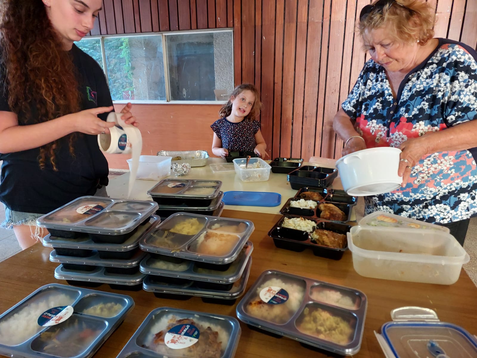 התגייסות רב דורית בקיבוץ רמת השופט לאריזת מנות מזון שבושלו