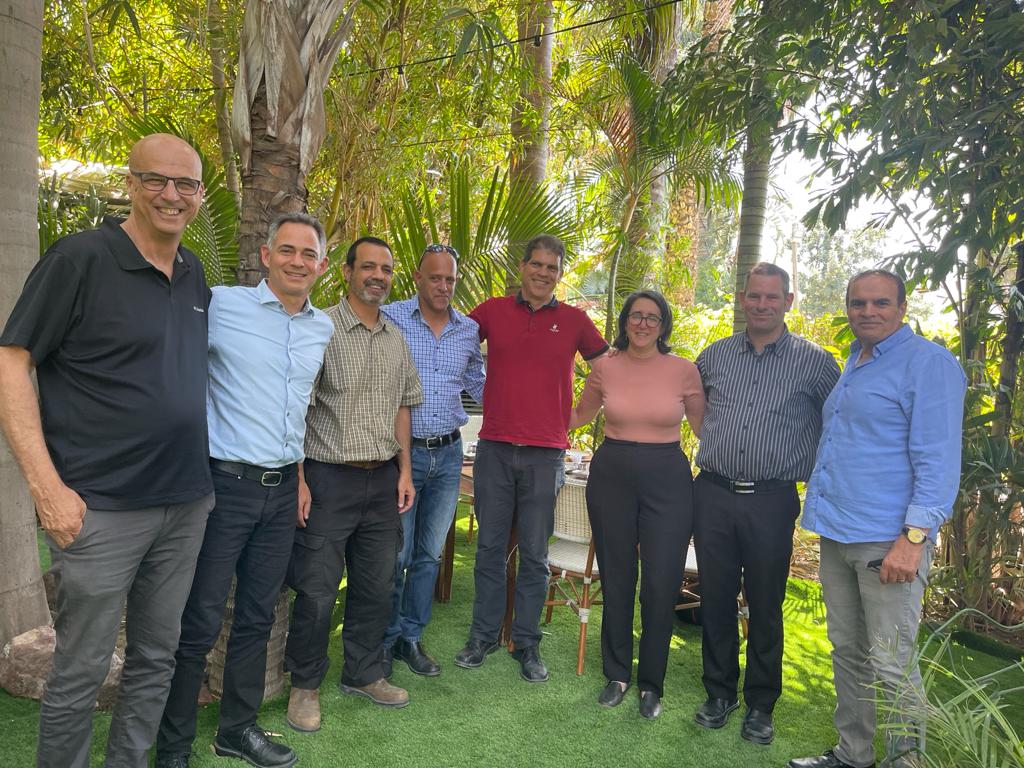 בתמונה מימין לשמאל: מנשה (מנש') שלום, מנכ"ל צמח מפעלים עמק הירדן ירון רייכמן, מנכ"ל ברית פיקוח מיכל ינאי, עורכת דין ארנון רז, ברית פיקוח אלון קלוט, סמנכ"ל צמח מפעלים רם חכמון, יו"ר מקסופט גיא הוכמן, מנכ"ל ג'יני טל ישועה, יו"ר צמח מפעלים