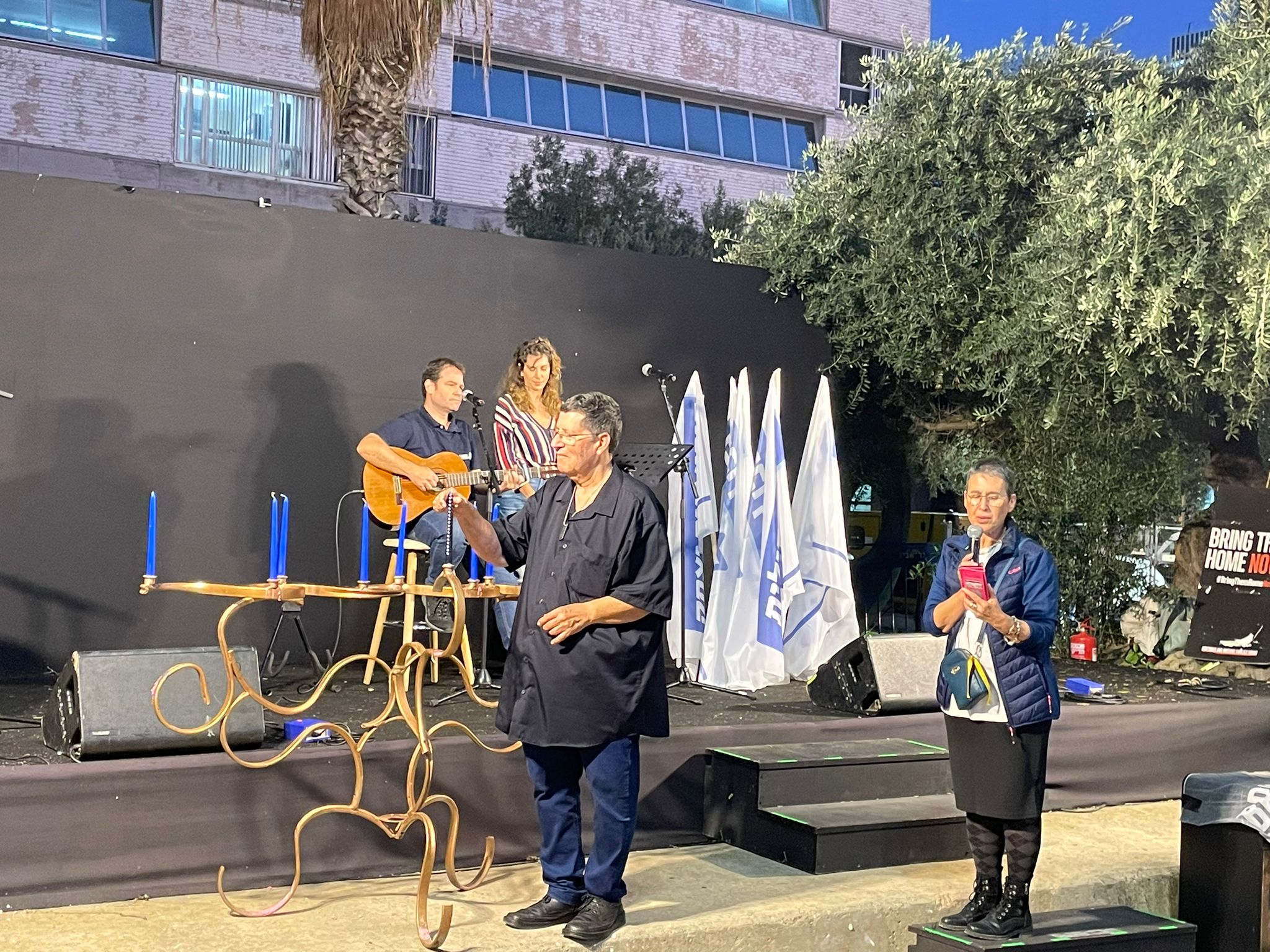 ניר מאיר ושרה עברון מדליקים נר שמיני של חנוכה בכיכר החטופים