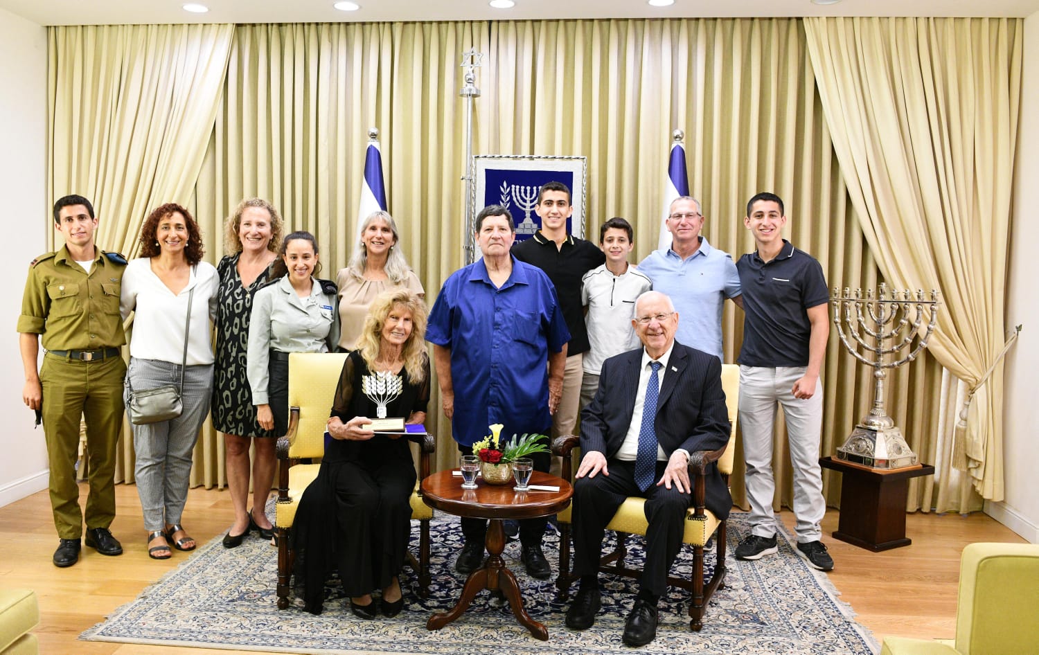 אורנה שמעוני לאחר קבלת הפרס עם בני משפחתה, נשיא המדינה ומזכ"ל התנועה הקיבוצית. צילום: חיים צח, לע"מ