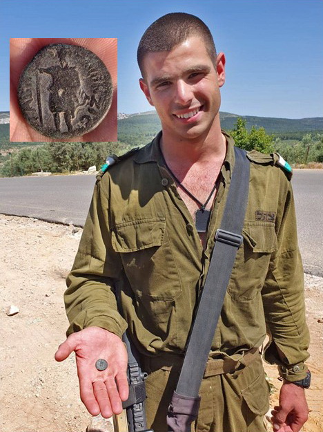 עידו גרדי עם המטבע שמצא