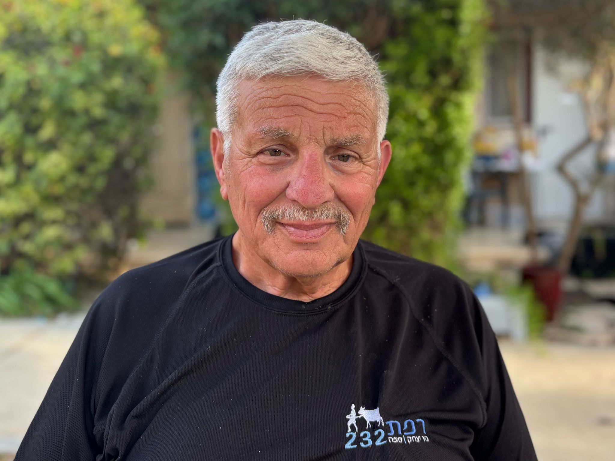 שמיל בלברמן, ניר יצחק. "במדינה מתוקנת היו הרפתנים הראשונים להדליק משואה ביום העצמאות״. צילום: נעמה בכר