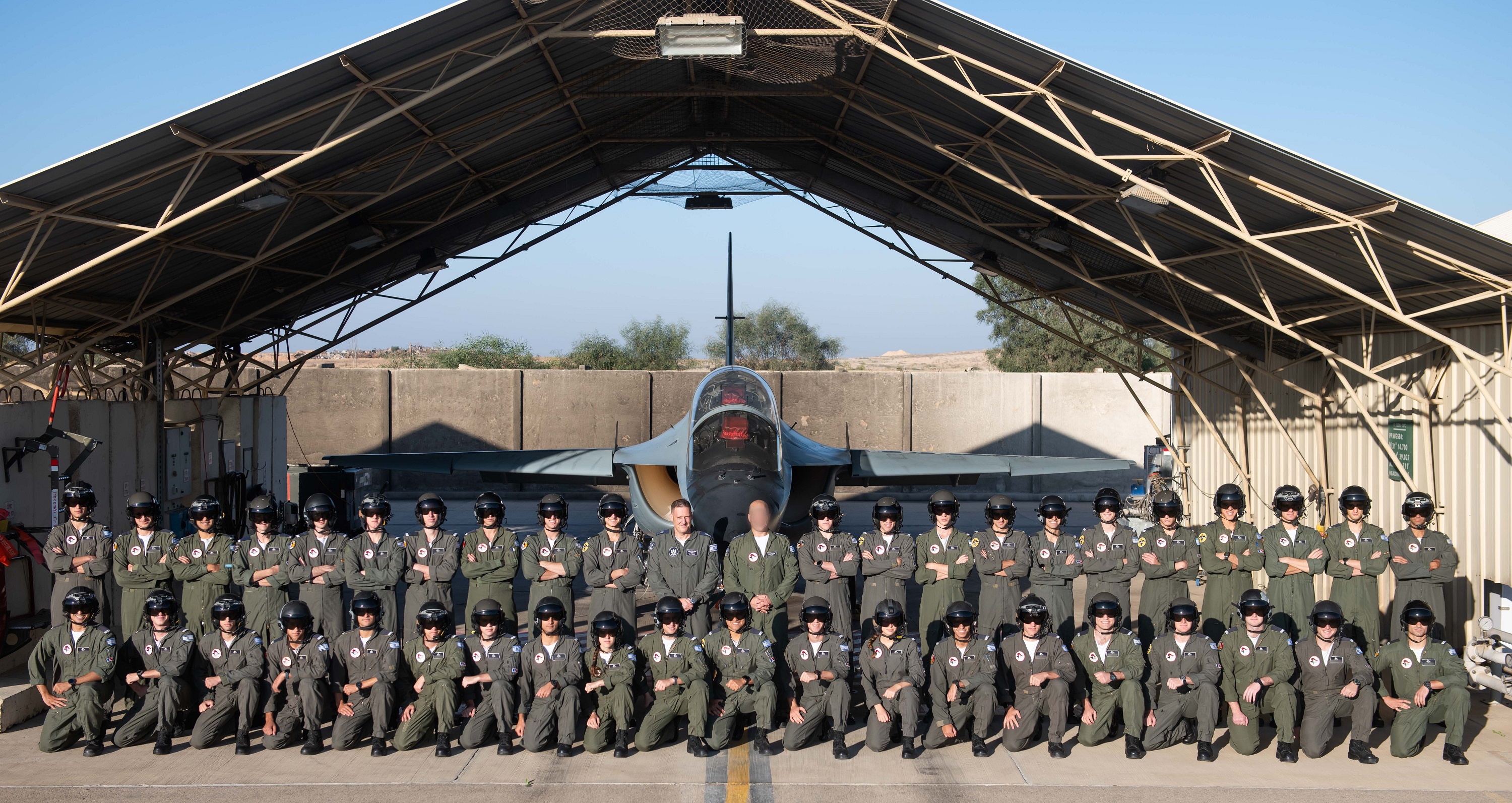 בוגרי ובוגרות קורס טיס 185 בתמונה קבוצתית. צילום: דו"צ