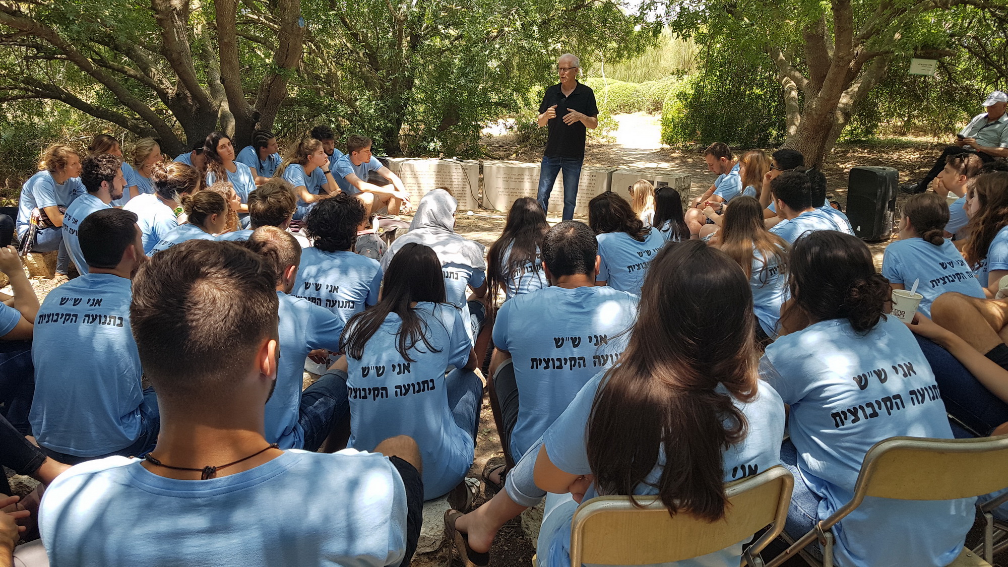 אביו של תום כיתאין ז"ל משוחח עם הש"שינים בגבעת תום ותומר ליד נגבה