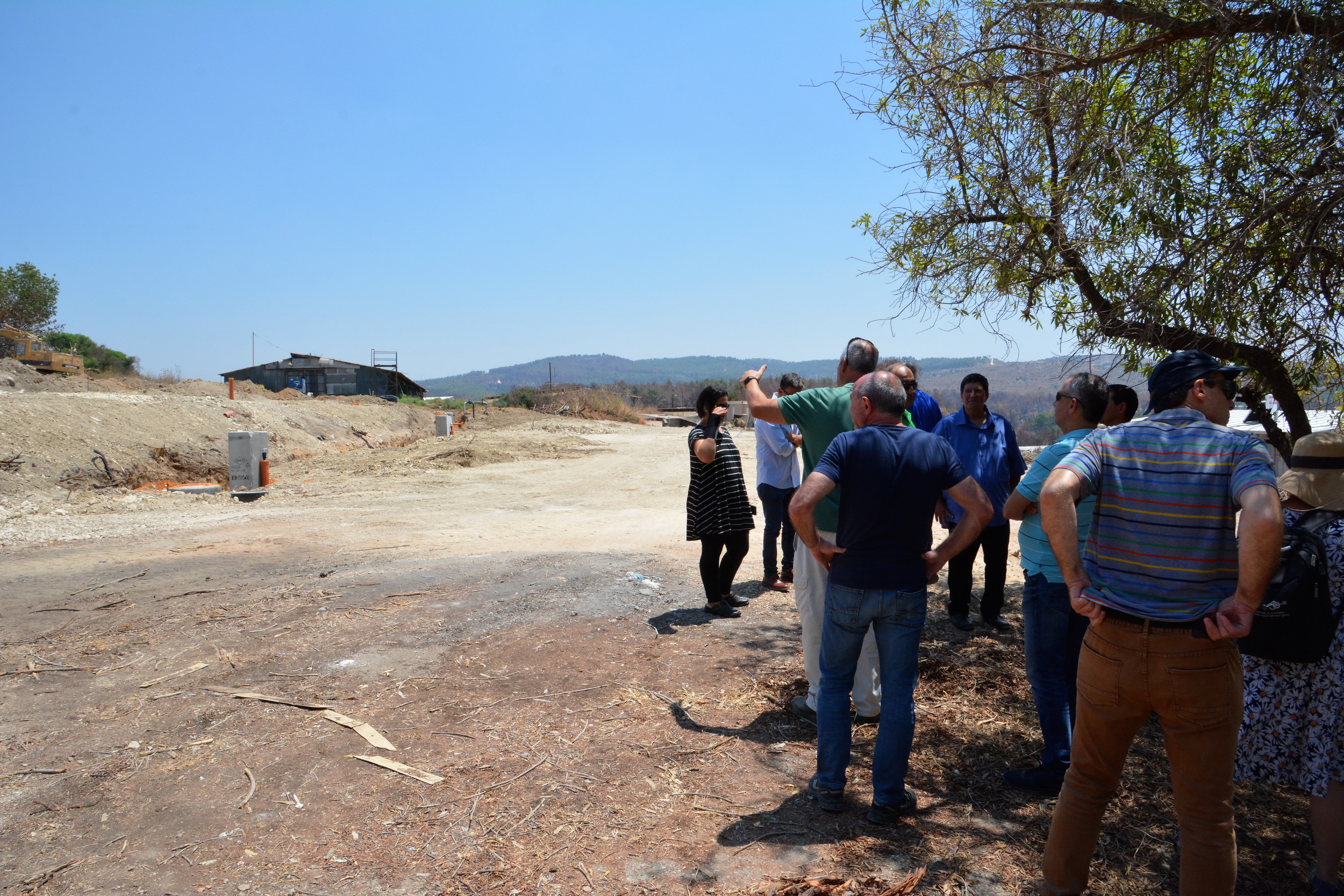 חברי המטה צופים ומקבלים הסבר על ההתקדמות בהקמת התשתית לקרוואילות