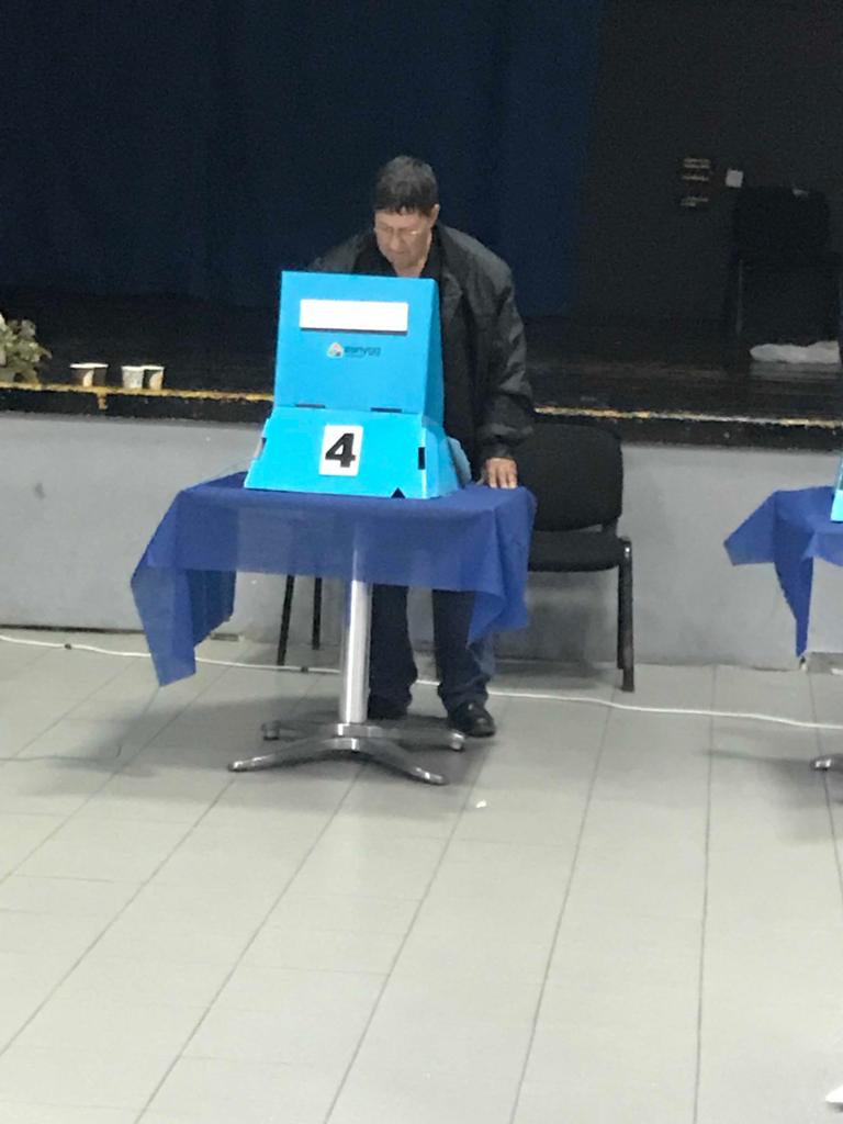 ניר מאיר מזכ"ל התנועה הקיבוצית מצביע בקלפי בשדרות