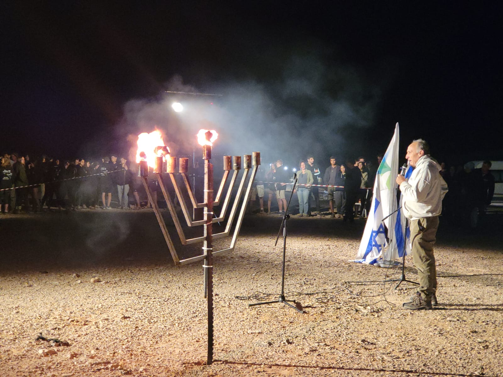 ראש המועצה האזורית חבל אילות, ד"ר חנן גינת, משוחח עם המשתתפים
