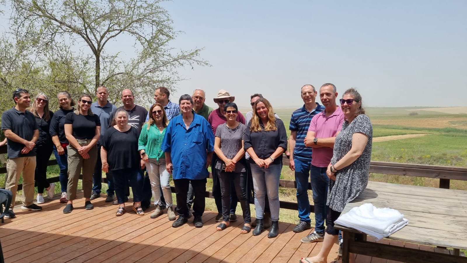 מטה התנועה והנהלת גלאון בנקודת התצפית על האזור