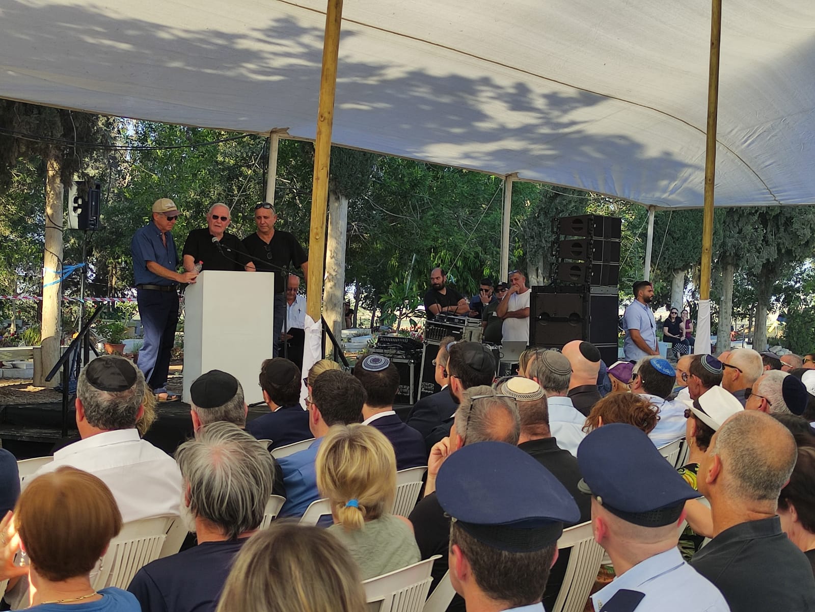 אלוף (במיל') עמוס ידלין סופד לאביו לצד שני אחיו