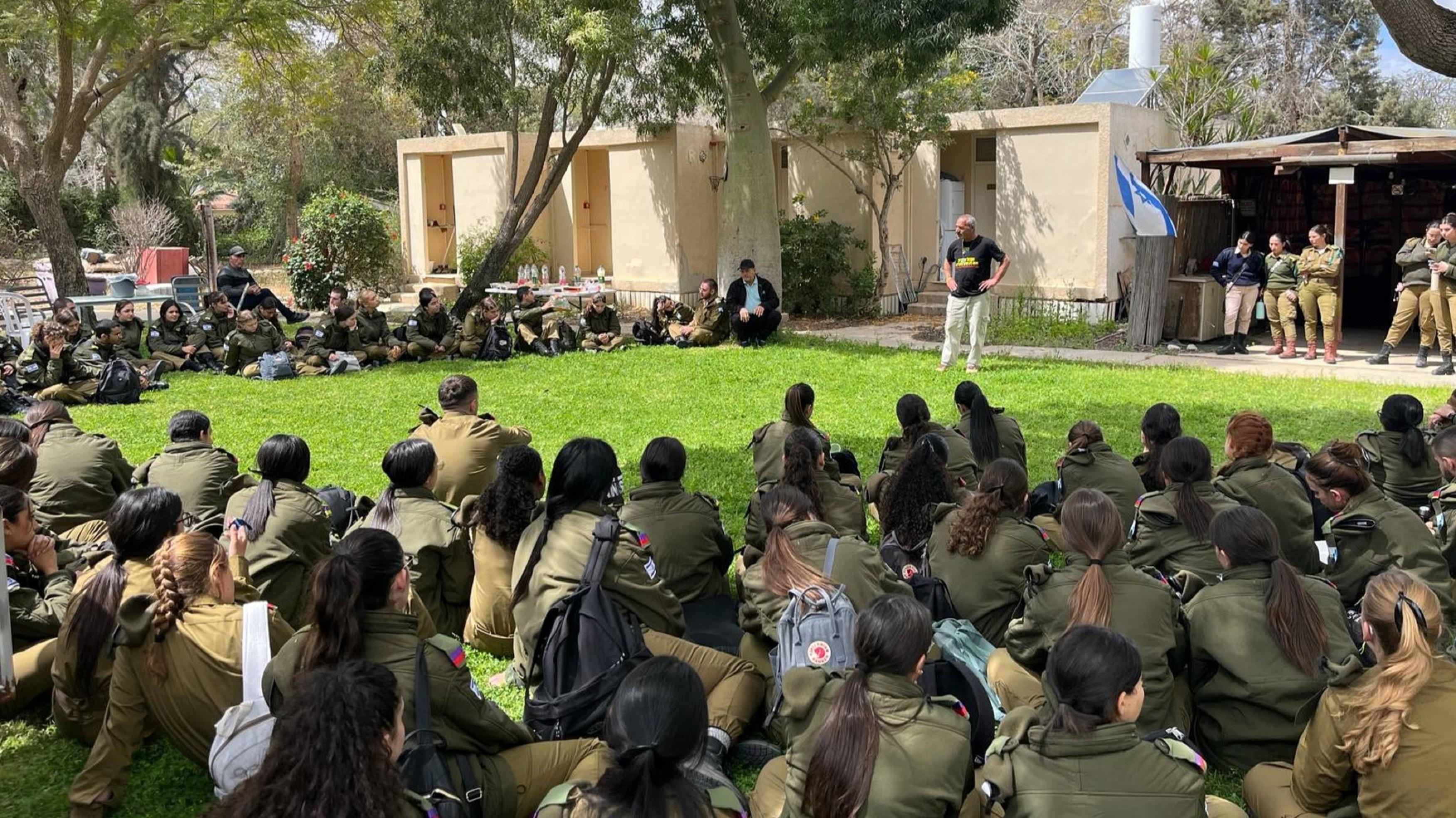 אירוח חיילות בקיבוץ צאלים. (צילום: דוברות התנועה הקיבוצית)