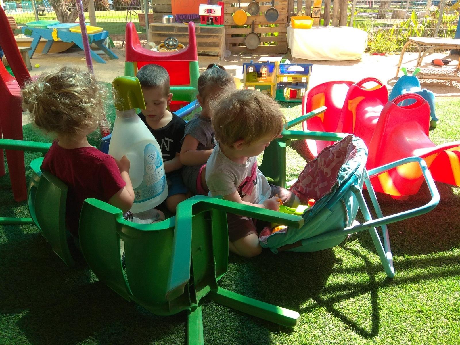 ילדי גנון כלנית, מכיסופים "בתוך הממ"ד" שבנו בעצמם בחצר גרוטאות