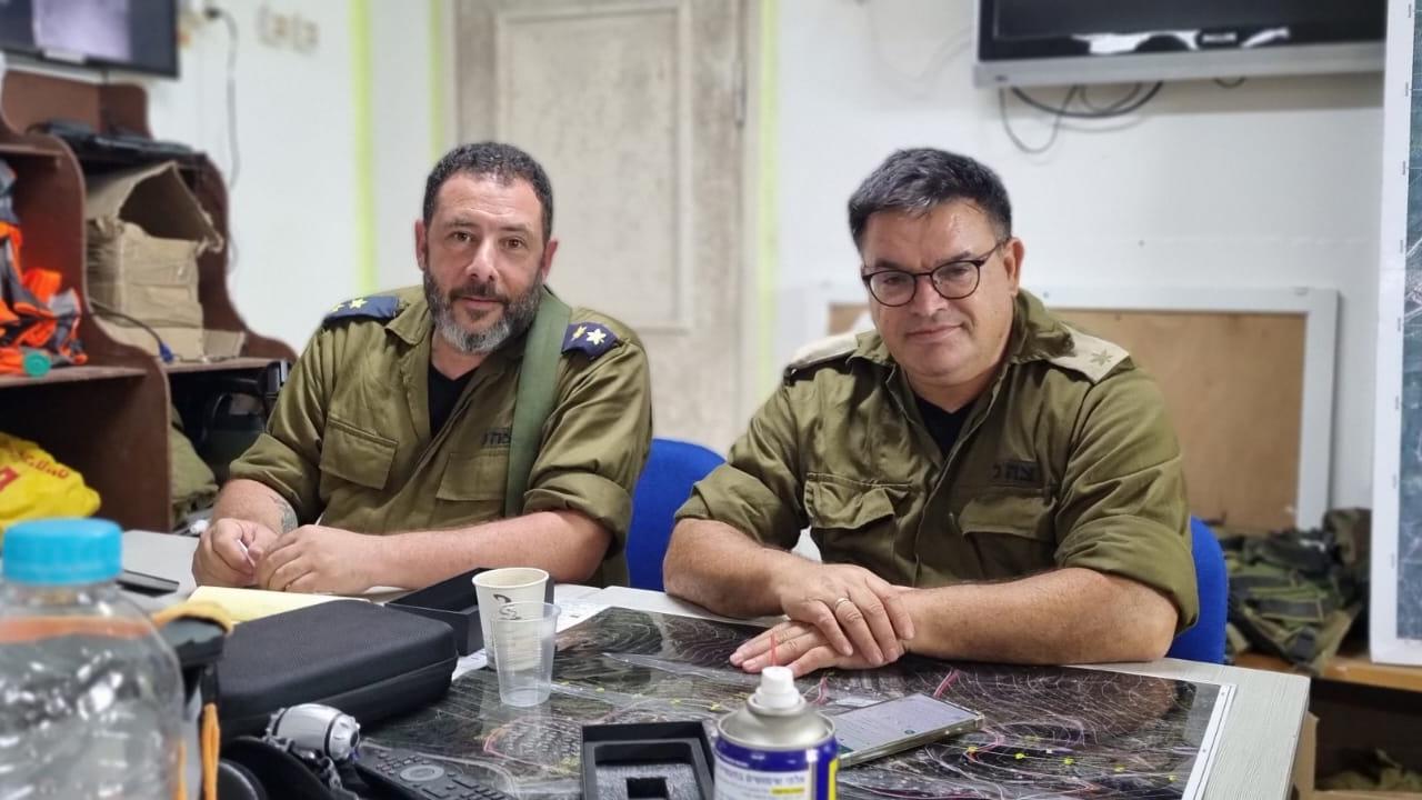 ח״כ ביטון בכיתת הכוננות בחניתה. (צילום: אלבום פרטי)